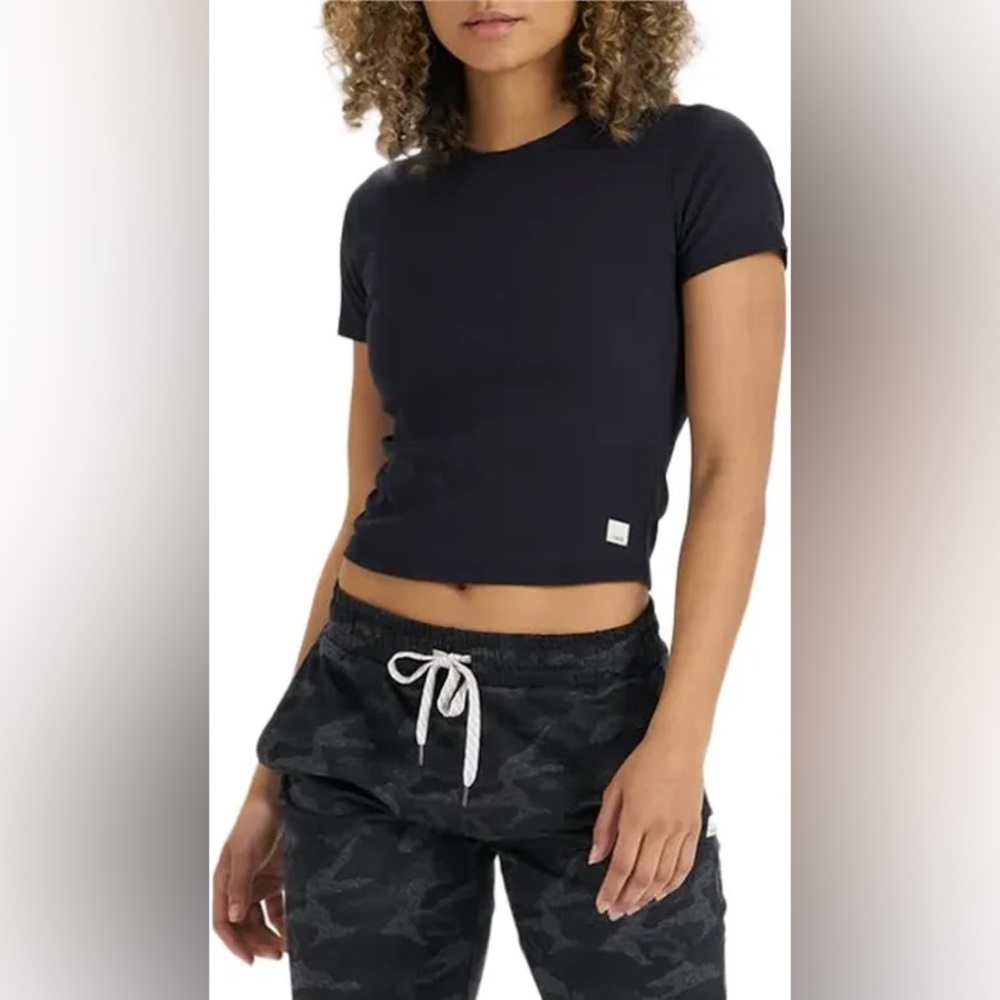 NWT Vuori medium black pose tee